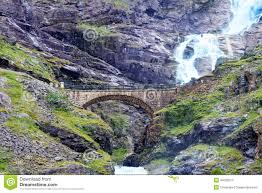 Im westen liegen bispen (1462 m), kongen (1614 m) und dronninga (1544 m). Wasserfall Und Brucke Bei Trollstigen Stockfoto Bild Von Steil Romas 44392514