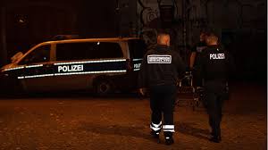 Wehrt sich der betroffene etwa weil er stark berauscht ist, darf er zur not sogar an händen und füßen fixiert werden. Nachrichten Aus Deutschland Unbekannter Totet 13 Jahrigen Jungen In Park Mit Messer Stern De