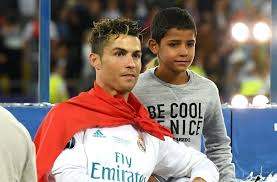 Aunque aún son pequeños, los siguientes hijos de futbolistas ya inician su trayectoria en el mundo del fútbol para. Video Cristiano Ronaldo Jr Shows Off His Brilliant Talents Ronaldo Com