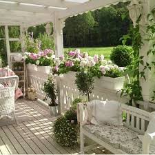 Nice And Sweet Garden And Porch Garden Beautiful Shabbychic Sweet And Vera Hutte Veranda Veranda Wintergarten Ideen