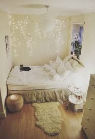 Christmas lights can bring a festive warmth to an otherwise average bedroom. 6 Fairy Lights 44 Cozy Bedrooms To Inspire The Home Decorator In You Diy Home Bedroom House Rooms Home