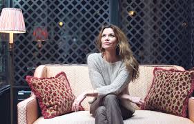 Entdecke rezepte, einrichtungsideen, stilinterpretationen und andere ideen zum ausprobieren. Ingrid Chauvin Meme Lors De L Enterrement De Ma Fille Les Paparazzis Etaient La