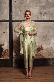 Laisser quelque chose à quelqu'un pour un certain temps. Epingle Sur Robe Mere De La Mariee