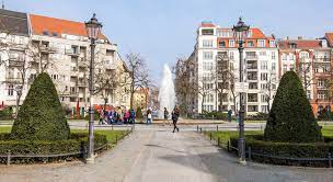 It is part of the extension of the subway line u5 from alexanderplatz to brandenburger tor, with groundbreaking occurring in 2010. Wasser Marsch Brunnensaison Am Viktoria Luise Platz Wird Eroffnet