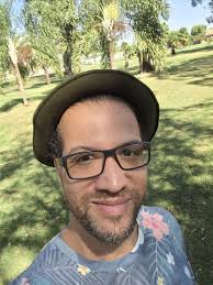 Esse é Netuno, o último planeta na ordem do Sistema Solar. Ele se encontra  a aproximadamente 4 bilhões de quilômetros da Terra.