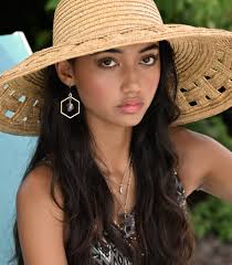 Still a student, but already signed! 🎉 Barbizon of Boston student, Lyndsey  Lannon, signed with Hannah Noelle Models! 🌟 #Barbizonsigned #BarbizonModel  #successstory