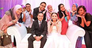 It totally depends on your preference. What Should You Do At A Malay Wedding As A Respectful Responsible Guest