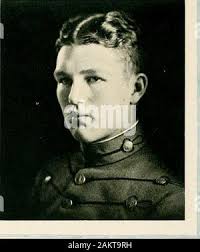 Bomb . &Lt;1). Scott Shipp Huger, A.B. LEXINGTON, Virginie Née en 1902.  Inscrit 1918 Fourtli se moquent d'infanterie.Class : Private Co. B.  Troisième catégorie : le caporal fr Co. privé F ; le maréchal dernière  balle. Première Classe : Secteur Cron ; F. L. E. ...