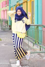 Warna ini lebih identik dengan alam yaitu dedaunan yang hijau memberikan kesejukan dan mengurangi stres, angat cocok buat anda yang memiliki suasana ceria. 7 Kombinasi Warna Yang Cocok Dengan Busana Kuning Lemon Womantalk