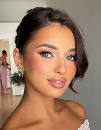 Soft, romantic, and absolutely radiant! ✨ This bridesmaid's makeup was all  about enhancing her natural beauty.