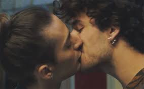 Dans demain tout commence, diffusé ce soir sur tf1, hugo gélin met en scène omar sy dans le rôle d'un fêtard qui devient père de famille par surprise. Ici Tout Commence Un Bisou Gay Dans L Episode De Ce Soir Jock Life