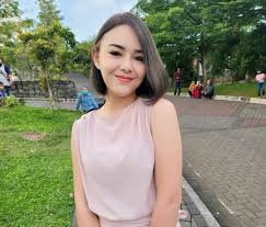 Berikut biodata/profil lengkap amanda manopo meliputi data diri , agama, akun instagram / media sosial, sinetron yang pernah ia mainkan dan penghargaan yang telah ia raih di tambah foto foto terbaru. Sukses Bintangi Sinetron Ikatan Cinta Ini Profil Lengkap Amanda Manopo Seputar Tangsel