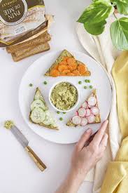 Tartine De Houmous Aux Petits Pois Et Crudites Printanieres La Vie Claire Recette En 2020 Alimentation Houmous Tartine