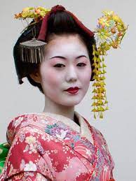 Japanese Geisha Actually I Think This Is A Maiko An Apprentice Geisha Geisha Belleza