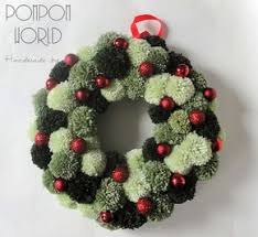 Pompon Hecho A Mano De Navidad Guirnalda De Pom Por Pompommyworld Christmas Pom Pom Christmas Diy Christmas Wreaths