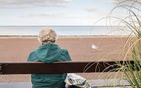 Alleen Al Oud. Oude Vrouw Met Een Tas Van Achteren, Die Op Zee Kijkt.  Redactionele Stock Afbeelding - Image of leeftijd, achtergrond: 172890179