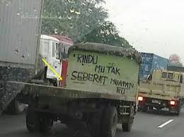 Tulisan di bak truk adalah bukti nyata dari pernyataan di atas. 7 Tulisan Gombal Di Bak Truk Ini Bukannya Romantis Malah Kocak Abis M Kapanlagi Com