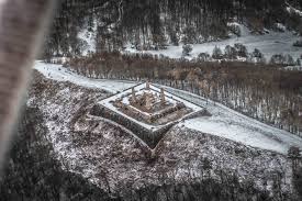 Mohyla je nielen významným pietnym miestom, ale aj obľúbeným cieľom turistov zo šíreho okolia. Panorama Sk Stefanikova Mohyla Na Bradle Monument S Krasnym VyhÄ¾adom