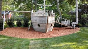 Wir zeigen dir hier, wie stein auf stein geht und auch welche möglichkeiten es gibt. Spielgerate Im Garten Schiff Holz Spielplatz Selber Machen Sandkasten Jpg 700 393 Hinterhof Designs Spielplatz Hintergarten