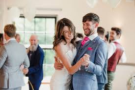 Lieder hochzeit zitate hochzeit deutsche hochzeit kirchenlieder hochzeit liebeslieder hochzeit hochzeit vorbereitung. Hochzeitstanz Mal Anders 5 Coole Ideen Fur Einen Modernen Hochzeitstanz