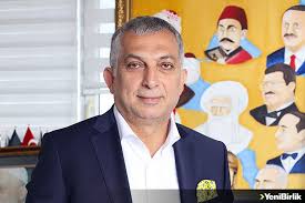 İlk ve orta öğrenimini sırasıyla diyarbakır ve i̇stanbul'da tamamladı. Ak Parti Istanbul Milletvekili Metin Kulunk Anadolu Irfanini Ete Kemige Burundurmeliyiz Yenibirlik Gazetesi