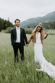Modern Boho Mountain Elopement Laudae Bride A Be Bridal Shop Graphic Lace Wedding Dress Styled Wedding Shooting Fitted Lace Wedding Dress