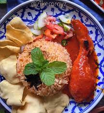 Taruh nasi dalam panci, tuangi air dan masak hingga nasi hancur dan mulai mengental. Resepi Ayam Masak Merah Dengan Nasi Tomato Resepi Bonda