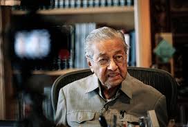 Tun dr mahathir mohamad menjadi perdana menteri keempat malaysia pada 16 julai 1981 bagaimanapun pada 2016, dr mahathir muncul kembali di alam politik apabila beliau menubuhkan parti pribumi bersatu malaysia (bersatu) untuk menandingi barisan nasional (bn). Dr Mahathir Lahir Kebimbangan Peningkatan Kes Covid 19 Utusan Digital