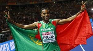 Nelson évora, campeão olímpico do triplo salto nos jogos olímpicos pequim2008, vai deixar o sporting após o fim do contrato com o clube, no o atleta, de 36 anos, e o clube não chegaram a acordo para a renovação do vínculo iniciado em outubro de 2016, de acordo com a mesma fonte. Atletismo Luso Cabo Verdiano Nelson Evora Sagra Se Campeao Europeu Do Triplo Salto Cidade 91 1