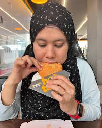 Stopped by emart24 and finally satisfied my cheese cravings with three of  their Say Cheese items: Garlic Hotteok, Korean Fried Chicken, and  Mozzarella Cheese Sticks. The Garlic Hotteok was a pleasant surprise!