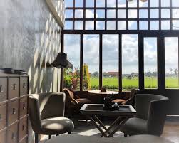 Poser Ma Veste Mon Sac Cabas Sohohouse Sur La Chaise Vide Face A Moi Deposer Mon Ordinateur Sur La Table Pour Travailler Mon Projet In 2020 Home Home Decor Table