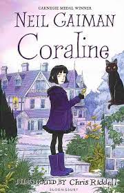 Película de animación en la que se nos cuenta la historia de coraline es una novela del escritor británico neil gaiman que mezcla los géneros fantástico y de terror y que fue publicada en 2002 por bloomsbury y. Coraline De Neil Gaiman En Gandhi