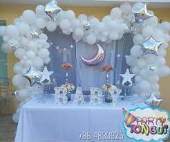Prepara un baby shower muy especial con una bonita mesa llena de dulces, cupcakes, y detalles para tus amigas o desvela el sexo de tu bebé en una. Arco De Globos Decoraciones De Baby Shower Para Ninos Globos Decoraciones De Fiestas Para Bebes