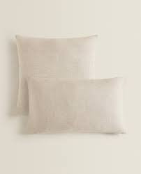 Il costo è pari a 17,95 € ciascuna. Cuscini Decorativi Zara Home