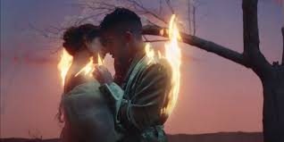 Bad bunny, luar la l. Watch Bad Bunny And Rosalia S Fiery New Video For La Noche De Anoche