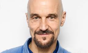Entrevista a Tim Booth (James): “Na adolescência 'morri', mas fico tão  feliz por ter estado doente. Foi a fonte da minha criatividade”