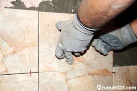Untuk memasang lantai keramik dengan sempurna, ada beberapa bahan yang harus dipersiapkan. Cara Pasang Keramik Dalam 7 Langkah Mudah Gak Perlu Pakai Tukang Rumah123 Com