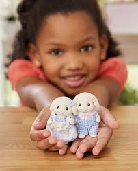 Prepping dinner is extra hard when you have so many cute babies hanging off  your arms! 🍼 Lucas was starting to get the fish ready, but the babies  wanted to play with