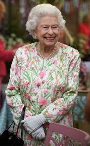 During a group photo the queen asked the world leaders: Jghrdu6jjreuum