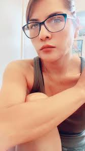 ¡Tuve que ir a revisar mi certificado de nacimiento porque hay un 🥚 que  cree que nací ayer! 🤭😂😂😂