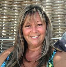 What are good lakes to visit in the mountains for boat rental, kids play,  and fishing?