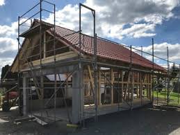 Dadurch wirkt die garage mit giebeldach neben einem ebenfalls mit satteldach gebauten haus weniger als fremdkörper sondern bildet mit ihm eine harmonische architektonische einheit. Garagen Und Carports Renner Holzbau Lehmbau Baustoffe