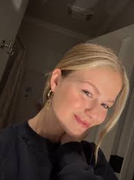 bathroom selfies 🤍🧼