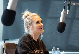 Carrie underwood has been applauded for her bravery after baring her scar on instagram. Carrie Underwood Injured 2018 Carrie Underwood S Face Stitches Scar And Broken Wrist After Fall