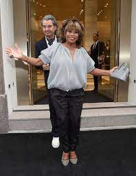 Their affair, which lasted 27 years, was always in the public eye, possibly because of the great age difference of 16 years between the couple. Tina Turner Hat Im Alter Von 73 Jahren Zum Zweiten Mal Geheiratet Lerne Ihren Ehemann Erwin Bach Kennen