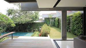 Pasalnya, bagian depan rumah adalah lokasi yang menentukan kesan pertama seseorang terhadap sebuah rumah. 8 Inspirasi Menata Halaman Belakang Rumah Agar Penghuni Makin Betah Lifestyle Liputan6 Com