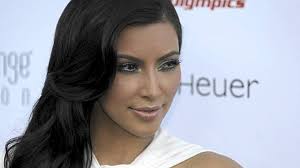 Kim Kardashian vaihtaa sukunimensä