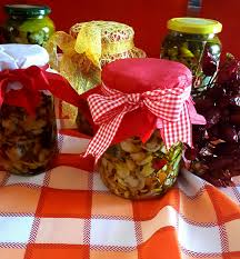 In una pentola capiente piena d'acqua, bollire i vasi per venti minuti. Funghi Sott Olio Ricetta Della Nonna Sfumature Dolci E Salate