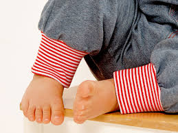 Beim spielen und herumtoben bietet sie viel bewegungsfreiheit und ist zu dem langlebig. Baby Latzhose Nahen Mit Gratis Schnittmuster Und Nahanleitung
