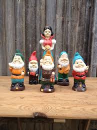 Rare Blanche Neige Et Ses Nains De Jardins Statuettes En Ceramique Peinte 1930 De La Boutique Vintageorangebazar Sur Ets French Vintage Garden Decor Snow White